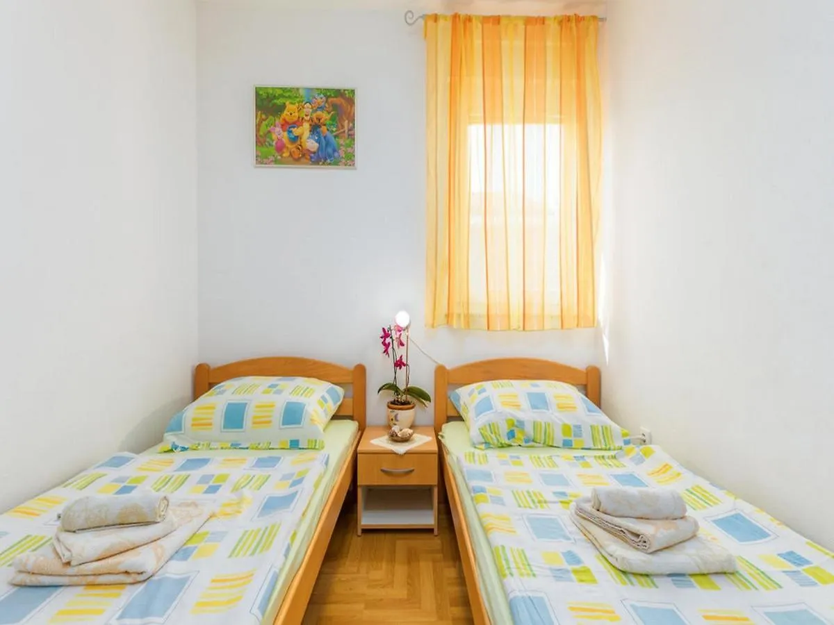Apartment Dana Fazana 0*,